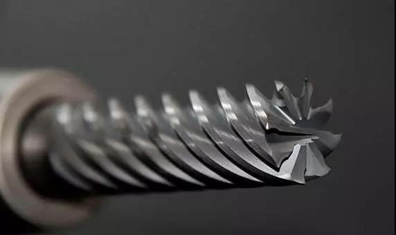 鉆孔是指用鉆頭在實(shí)體材料上加工孔的機(jī)械加工過程。一般情況下，在鉆床上對(duì)材料進(jìn)行鉆孔加工時(shí)，鉆頭應(yīng)同時(shí)完成兩個(gè)運(yùn)動(dòng)